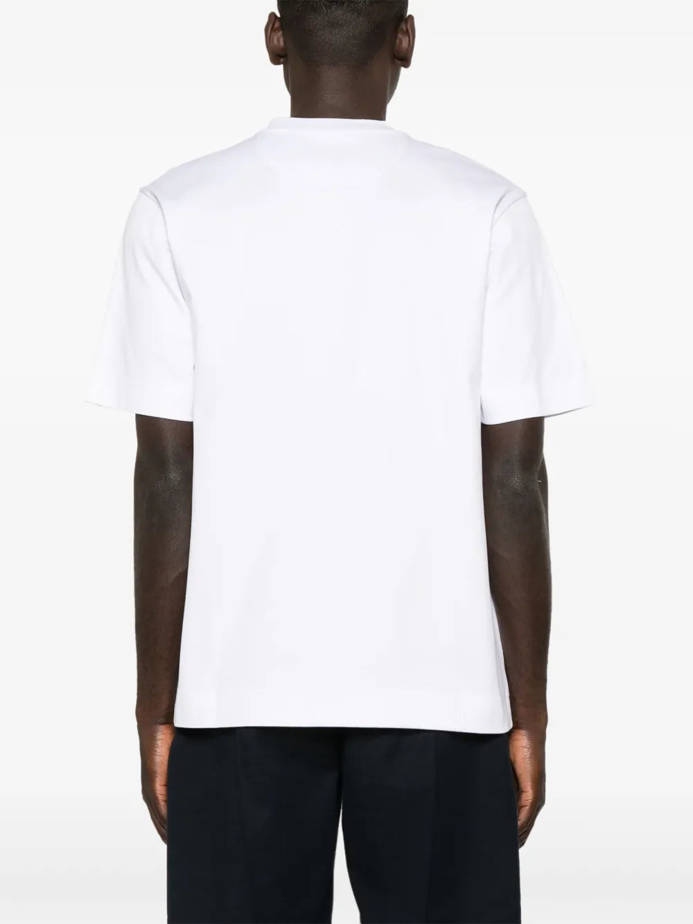 Image d'un t-shirt en coton blanc de Fendi pour hommes - Saison Printemps-Été 2025 - Vue du modèle 3