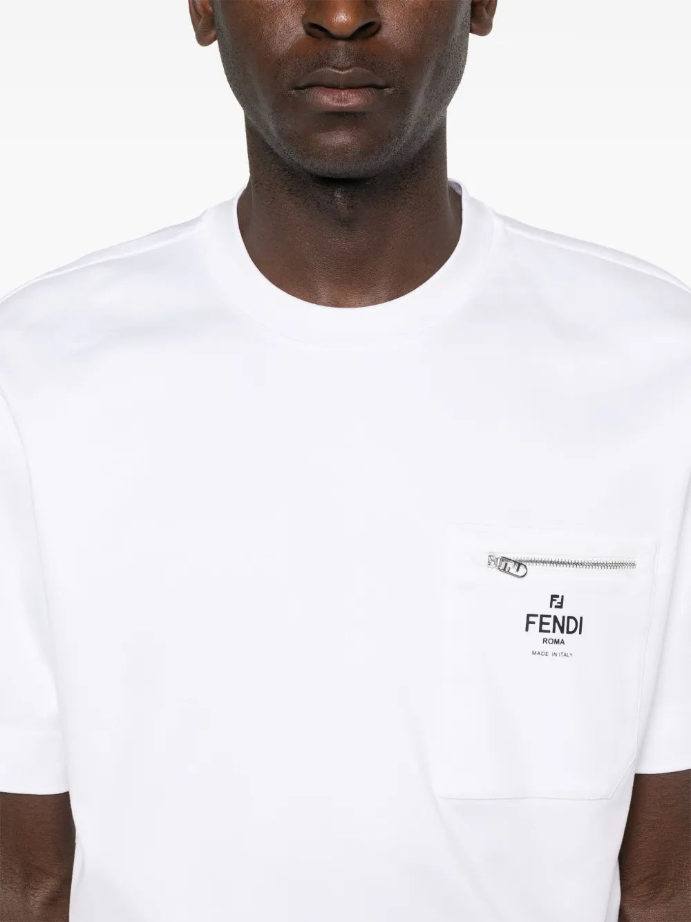 Image d'un t-shirt en coton blanc de Fendi pour hommes - Saison Printemps-Été 2025 - Vue du modèle 4