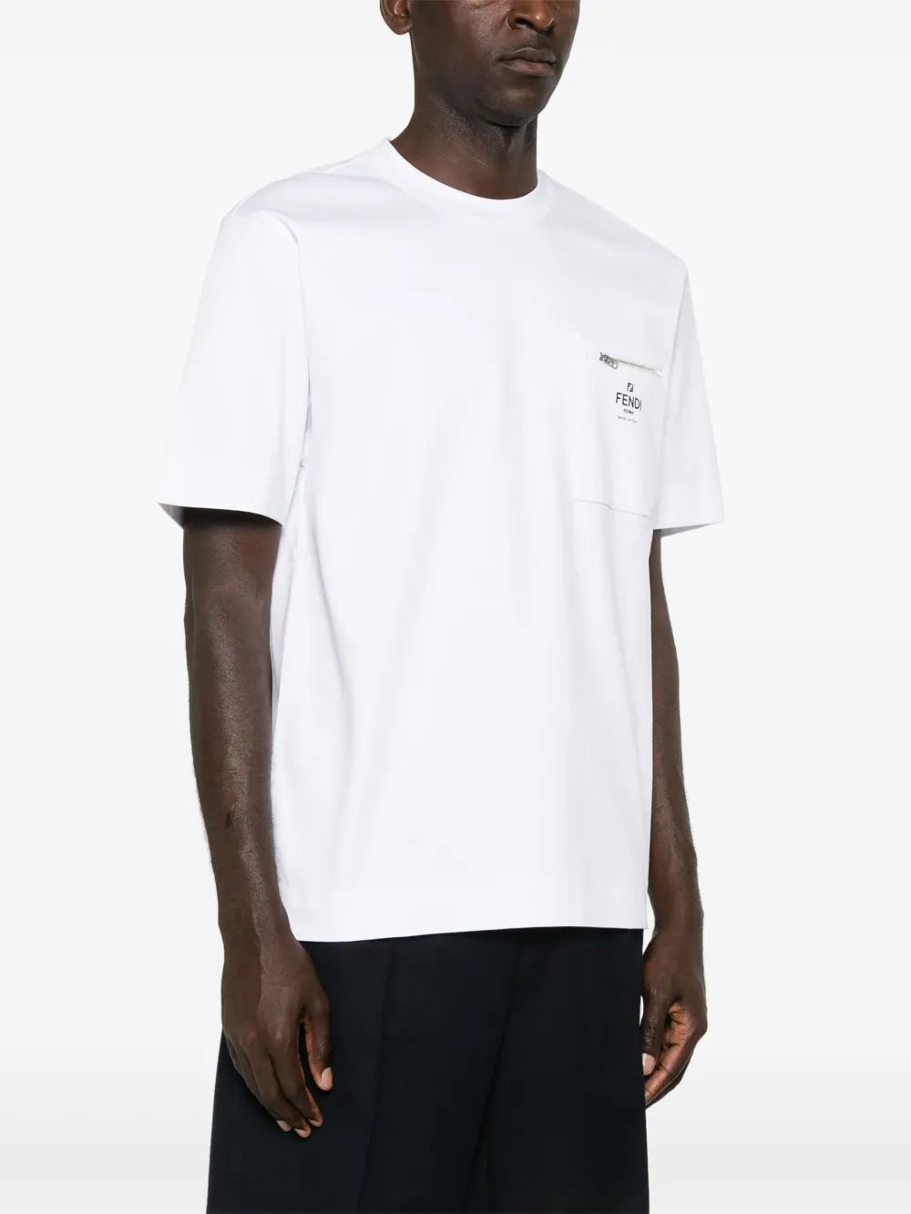 Image d'un t-shirt en coton blanc de Fendi pour hommes - Saison Printemps-Été 2025 - Vue du modèle 2