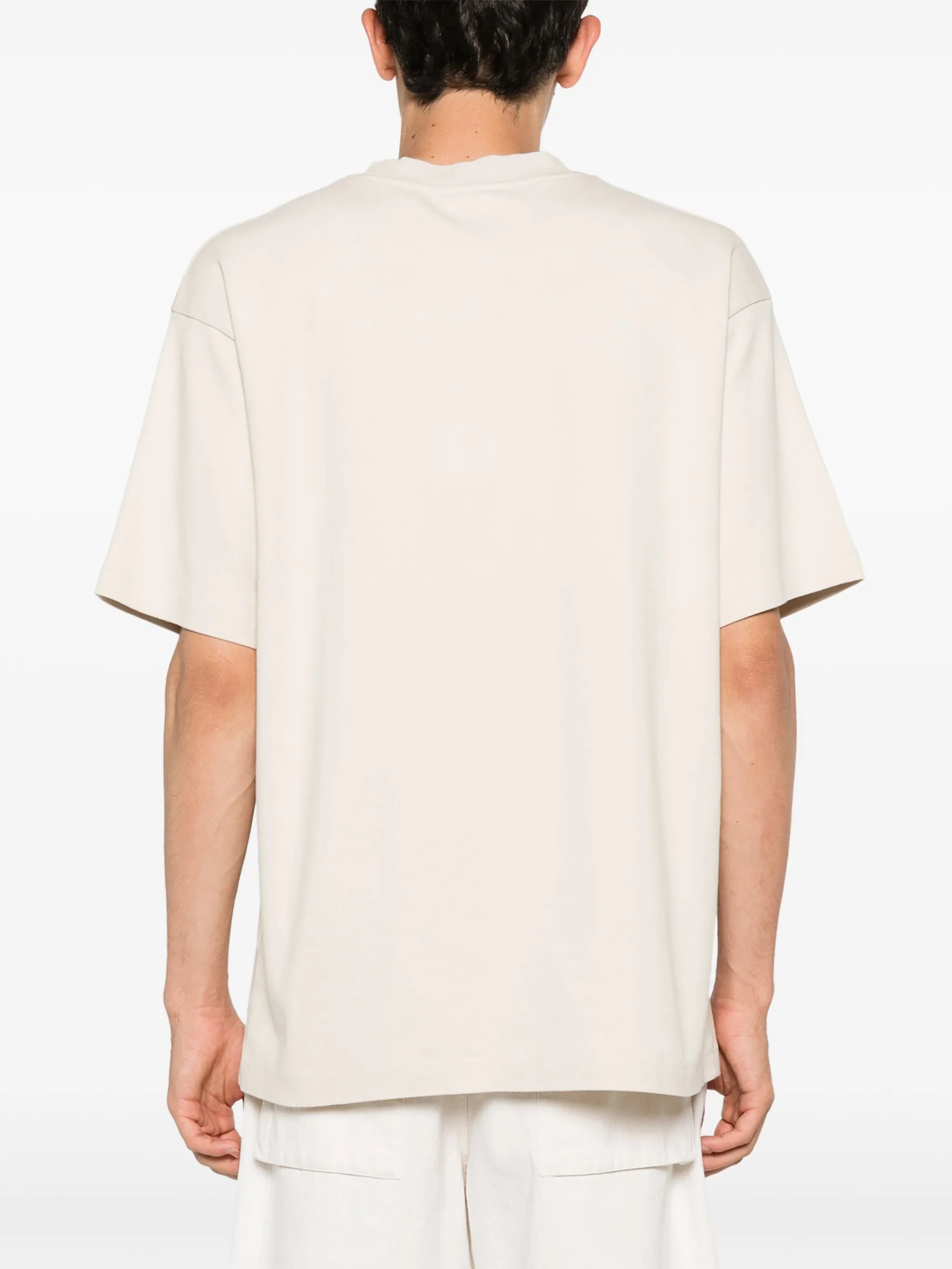 Drole De MonsieurによるメンズのクラシックベージュスローガンTシャツの画像 - シーズン春夏2026 - モデルビュー3