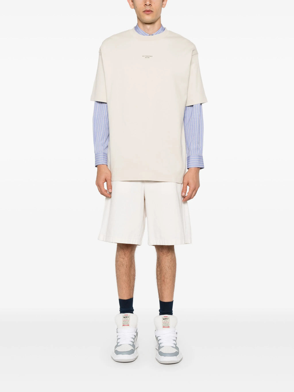 Drole De MonsieurによるメンズのクラシックベージュスローガンTシャツの画像 - シーズン春夏2026 - モデルビュー1