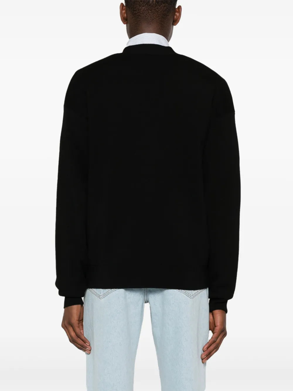 ドロール・ド・ムッシュの男性用の取り外し可能な袖を持つブラックカーディガンの画像 - シーズン春夏2025 - モデルビュー3