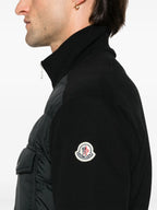 Bild einer zweifarbigen schwarzen Jacke von Moncler für Herren - Saison Herbst-Winter 2024 - Modellansicht 4