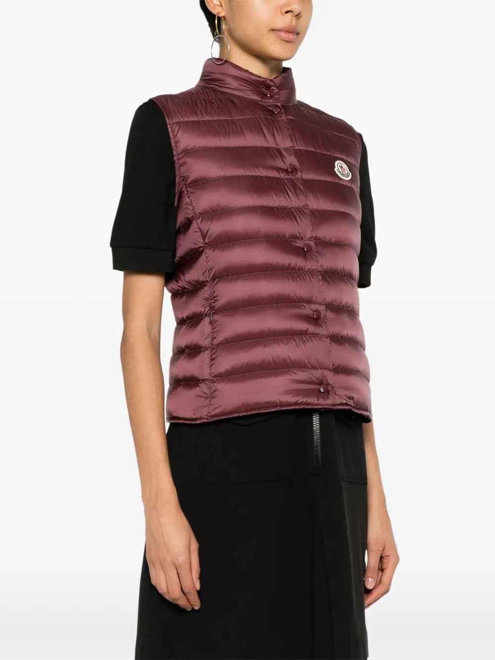 Imagem do colete acolchoado sem mangas Bordeaux da Moncler para Unissexo - Temporada Outono-Inverno 2024 - Detalhe 1
