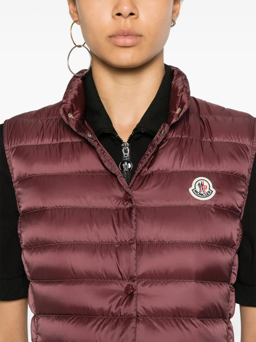 Imagem do colete acolchoado sem mangas Bordeaux da Moncler para Unissexo - Temporada Outono-Inverno 2024 - Detalhe 7