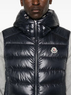 Image d'une doudoune sans manches bleu marine par Moncler pour hommes - Saison Automne-Hiver 2024 - Détail Vue 7