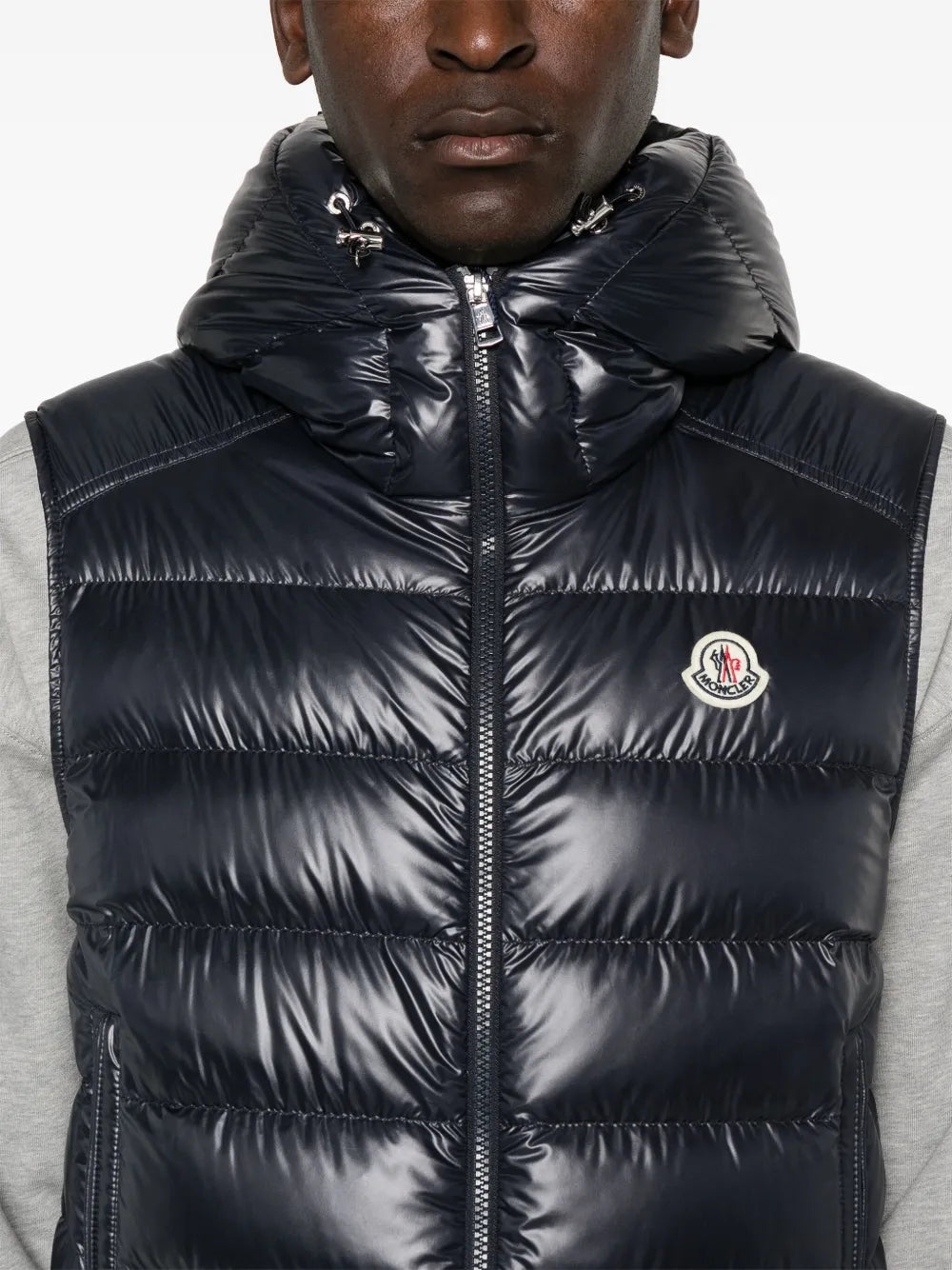 Image d'une doudoune sans manches bleu marine par Moncler pour hommes - Saison Automne-Hiver 2024 - Détail Vue 7