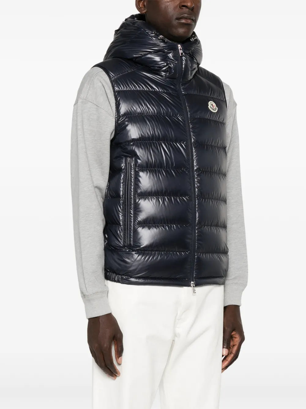 Image d'une doudoune sans manches bleu marine par Moncler pour hommes - Saison Automne-Hiver 2024 - Détail Vue 1