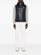 Image d'une doudoune sans manches bleu marine par Moncler pour hommes - Saison Automne-Hiver 2024 - Vue de dos