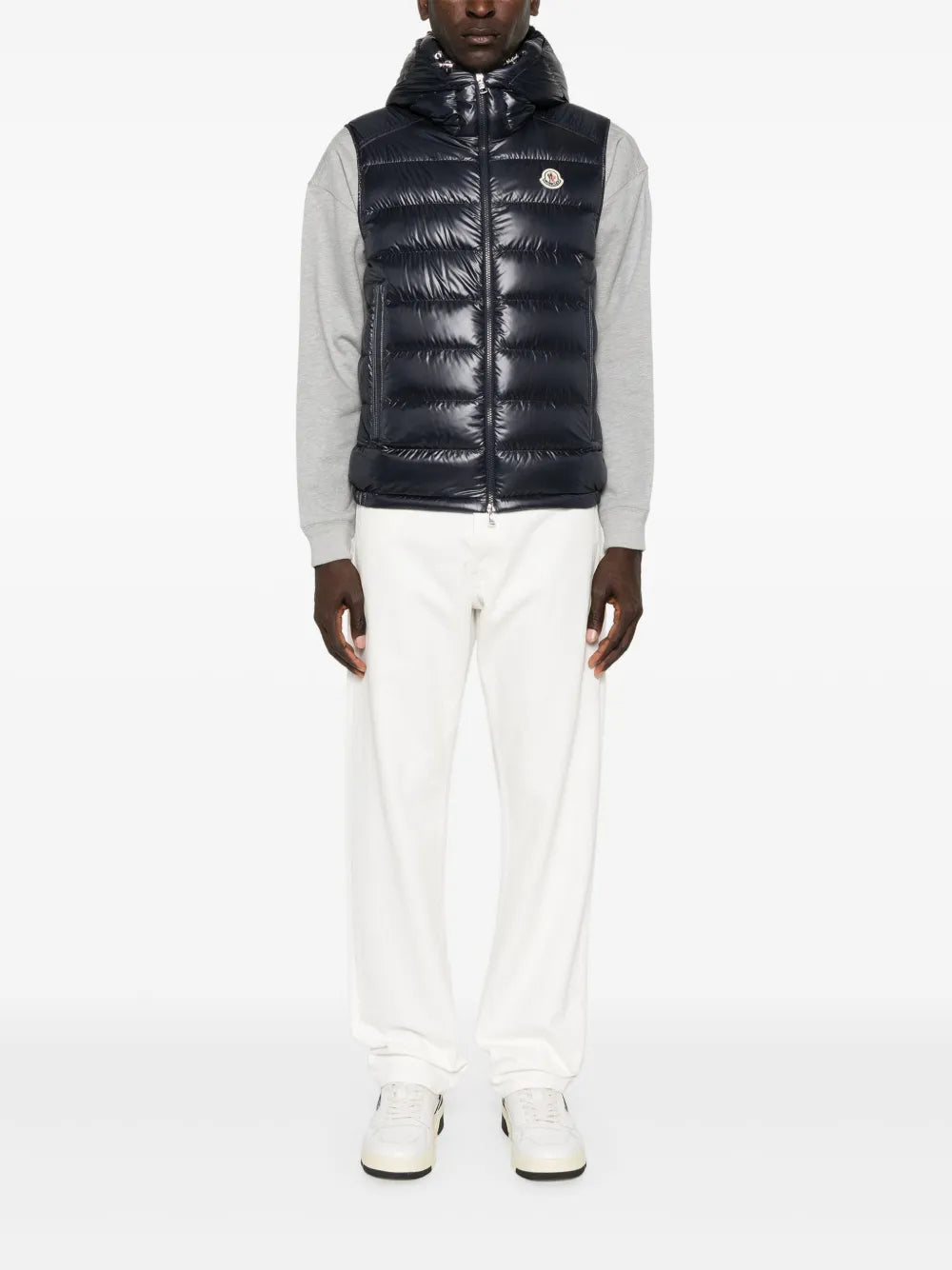 Image d'une doudoune sans manches bleu marine par Moncler pour hommes - Saison Automne-Hiver 2024 - Vue de dos