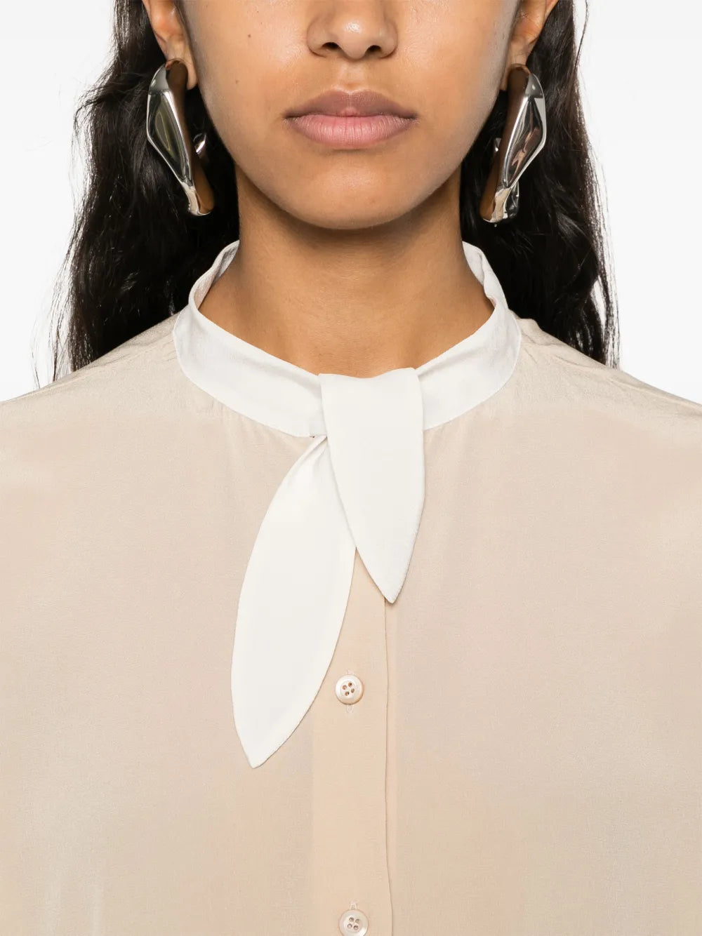 Imagem da camisa de seda bege da Prada para mulheres - Temporada Outono-Inverno 2024 - Detalhe 7