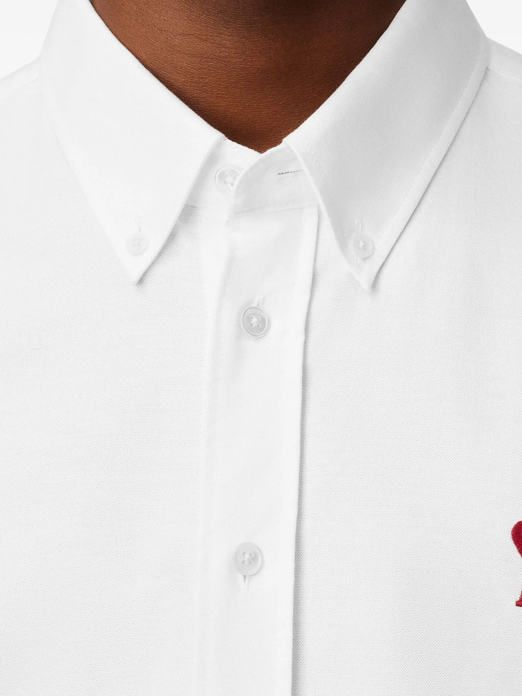 Imagem da Chemise Ami de Coeur Blanche da Ami PARIS para Unisexo - Temporada Outono-Inverno 2025 - Vista do modelo 4