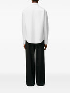 Imagen de la Chemise Ami de Coeur Blanche de Ami PARIS para Unisex - Temporada Otoño-Invierno 2025 - Vista del modelo 3