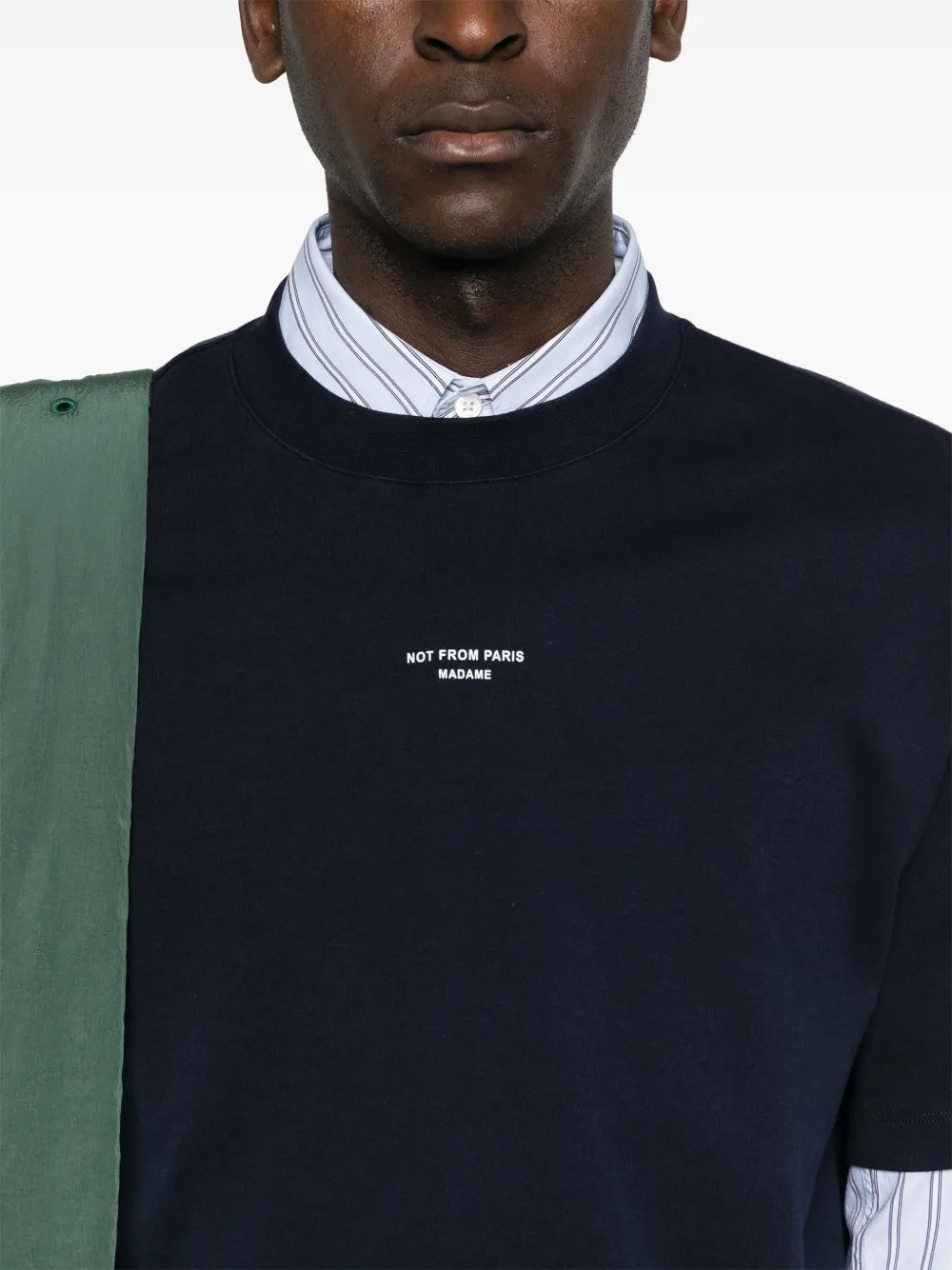 Drole De Monsieur의 클래식 슬로건 티셔츠 이미지 (남성용) - 시즌 봄-여름 2025 - 모델 보기 4