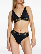 Imagen del top de bikini negro con borde Greca de Versace para mujeres - Temporada Primavera-Verano 2025 - Vista del modelo 1