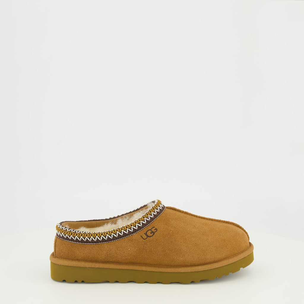 Imagen de las mules marrones Tasman II de Ugg para hombres - Temporada Primavera-Verano 2026 - Vista lateral derecha