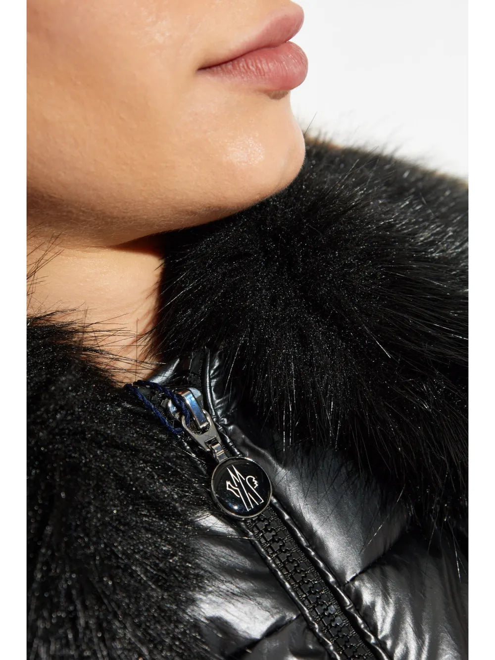 モンクレールの女性用ファー襟付きナイロンダウンジャケットの画像 - シーズン秋冬2024 - 詳細ビュー 7