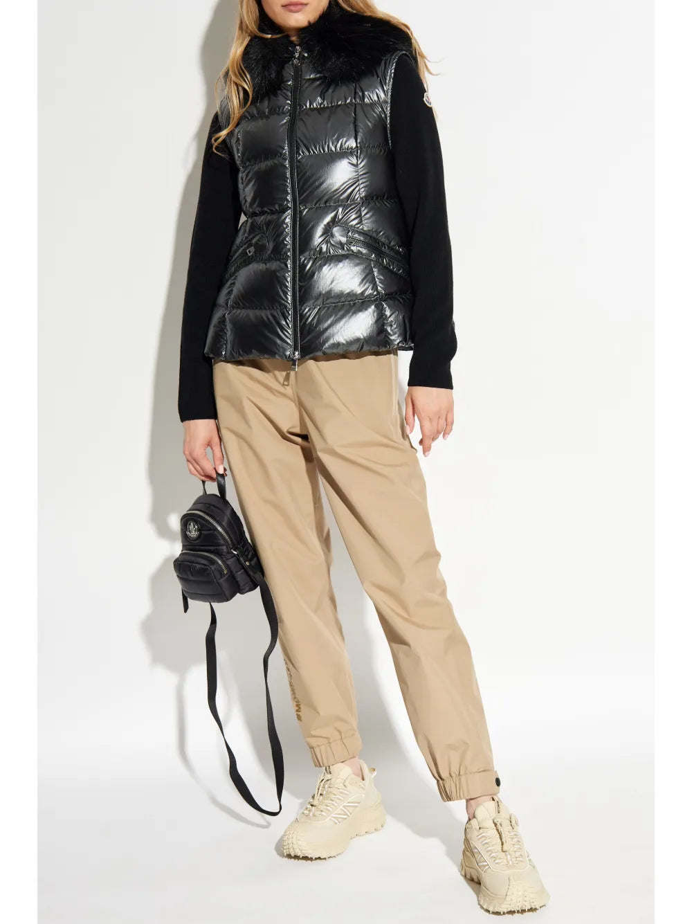 Imagem de um colete de nylon sem mangas com colarinho de pele da Moncler para mulheres - Temporada Outono-Inverno 2024 - Vista Traseira