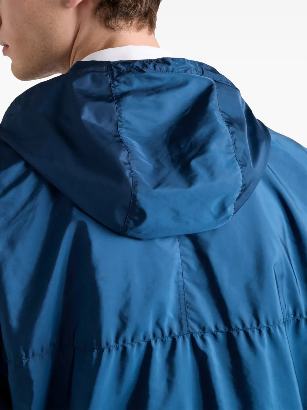 Image d'une veste coupe-vent bleue déperlant de Prada pour hommes - Saison Automne-Hiver 2024 - Détail 7