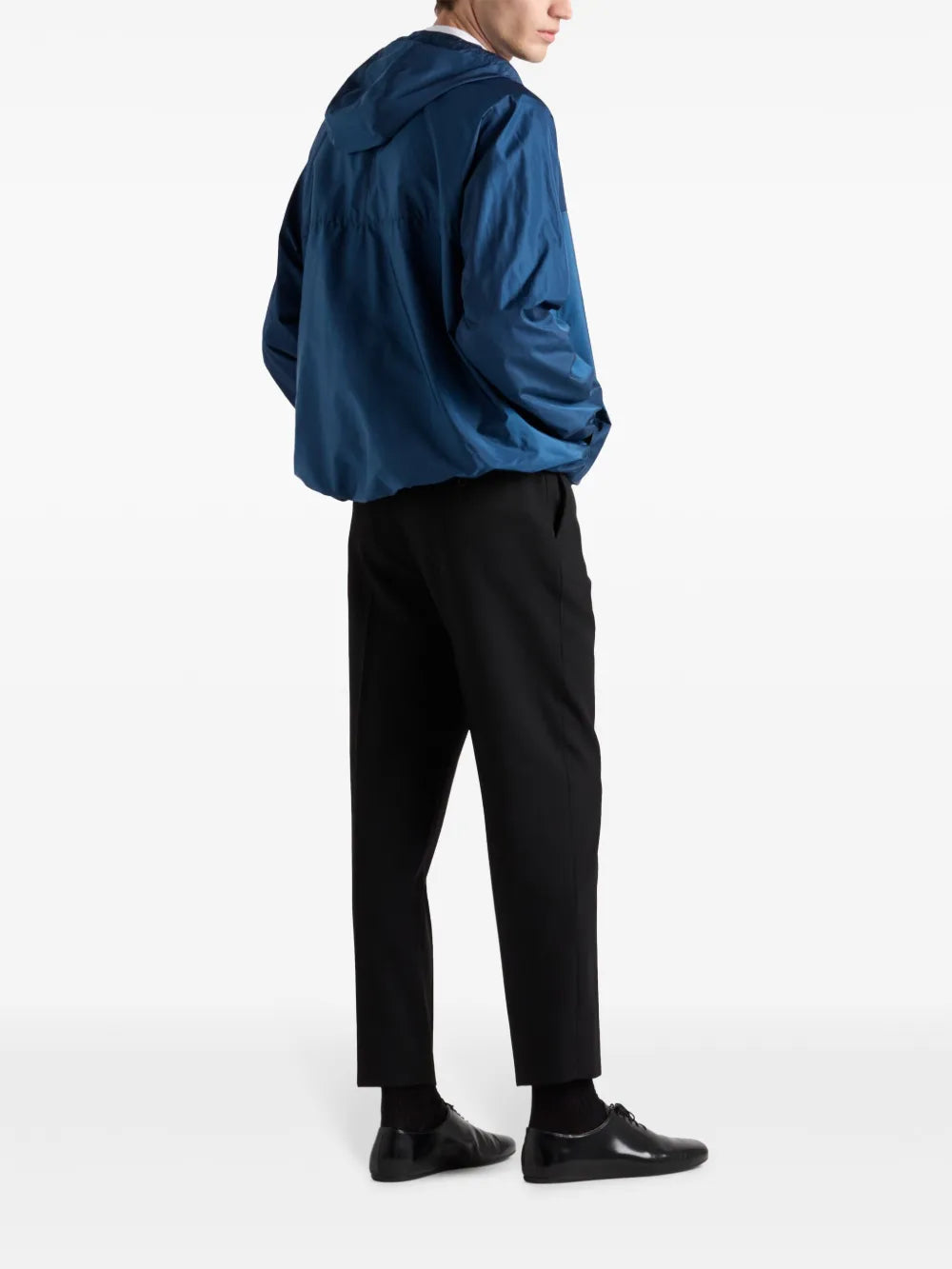 Image d'une veste coupe-vent bleue déperlant de Prada pour hommes - Saison Automne-Hiver 2024 - Détail 1