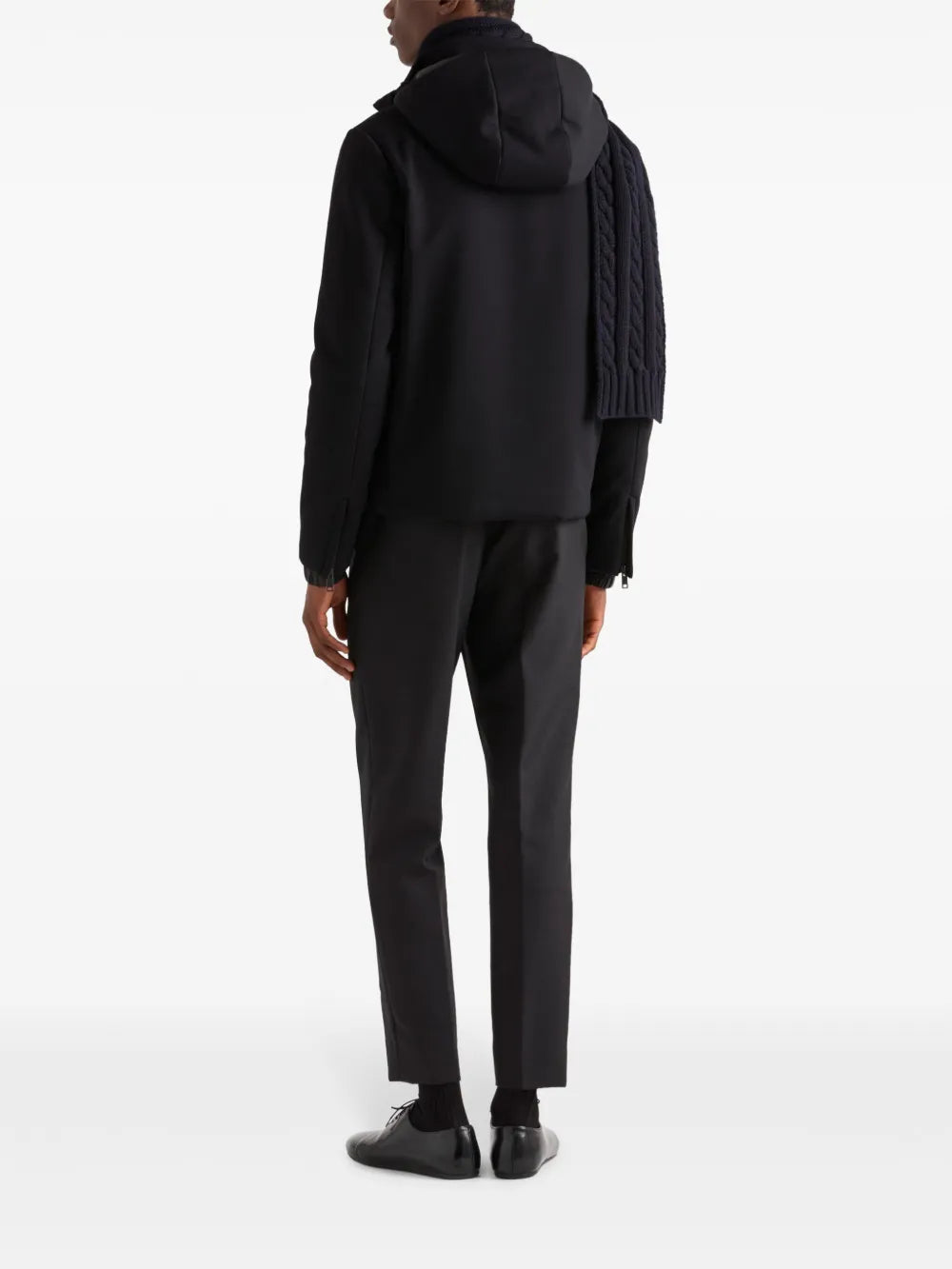 Image d'une veste en nylon noir avec un logo en métal de Prada pour hommes - Saison Automne-Hiver 2024 - Vue modèle 2