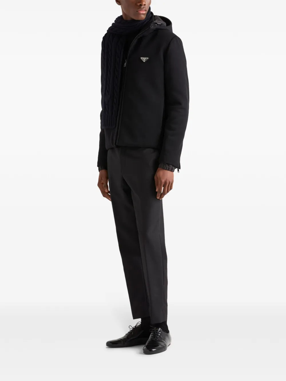 Image d'une veste en nylon noir avec un logo en métal de Prada pour hommes - Saison Automne-Hiver 2024 - Vue modèle 1