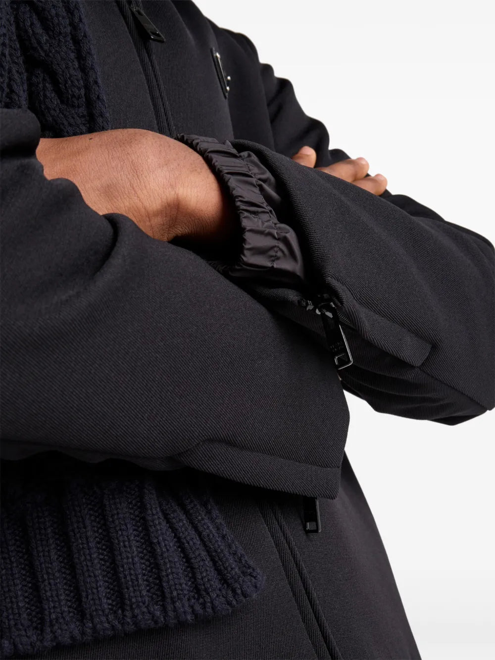 Image d'une veste en nylon noir avec un logo en métal de Prada pour hommes - Saison Automne-Hiver 2024 - Vue modèle 4