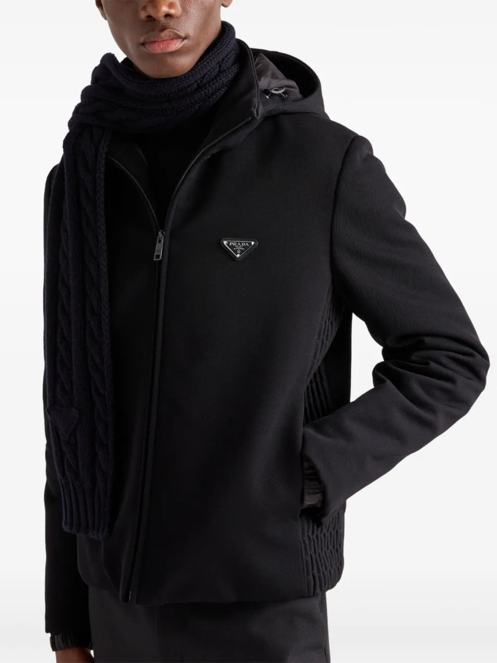 Image d'une veste en nylon noir avec un logo en métal de Prada pour hommes - Saison Automne-Hiver 2024 - Vue modèle 3