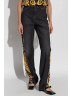 Imagen de los jeans acampanados Barocco de Versace para mujeres - Temporada Otoño-Invierno 2024 - Vista de detalle 1