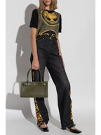 Imagen de los jeans acampanados Barocco de Versace para mujeres - Temporada Otoño-Invierno 2024 - Vista trasera