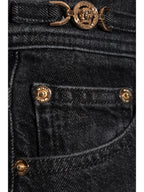 Imagen de los jeans acampanados Barocco de Versace para mujeres - Temporada Otoño-Invierno 2024 - Vista de detalle 7