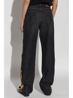 Imagen de los jeans acampanados Barocco de Versace para mujeres - Temporada Otoño-Invierno 2024 - Vista de detalle 6