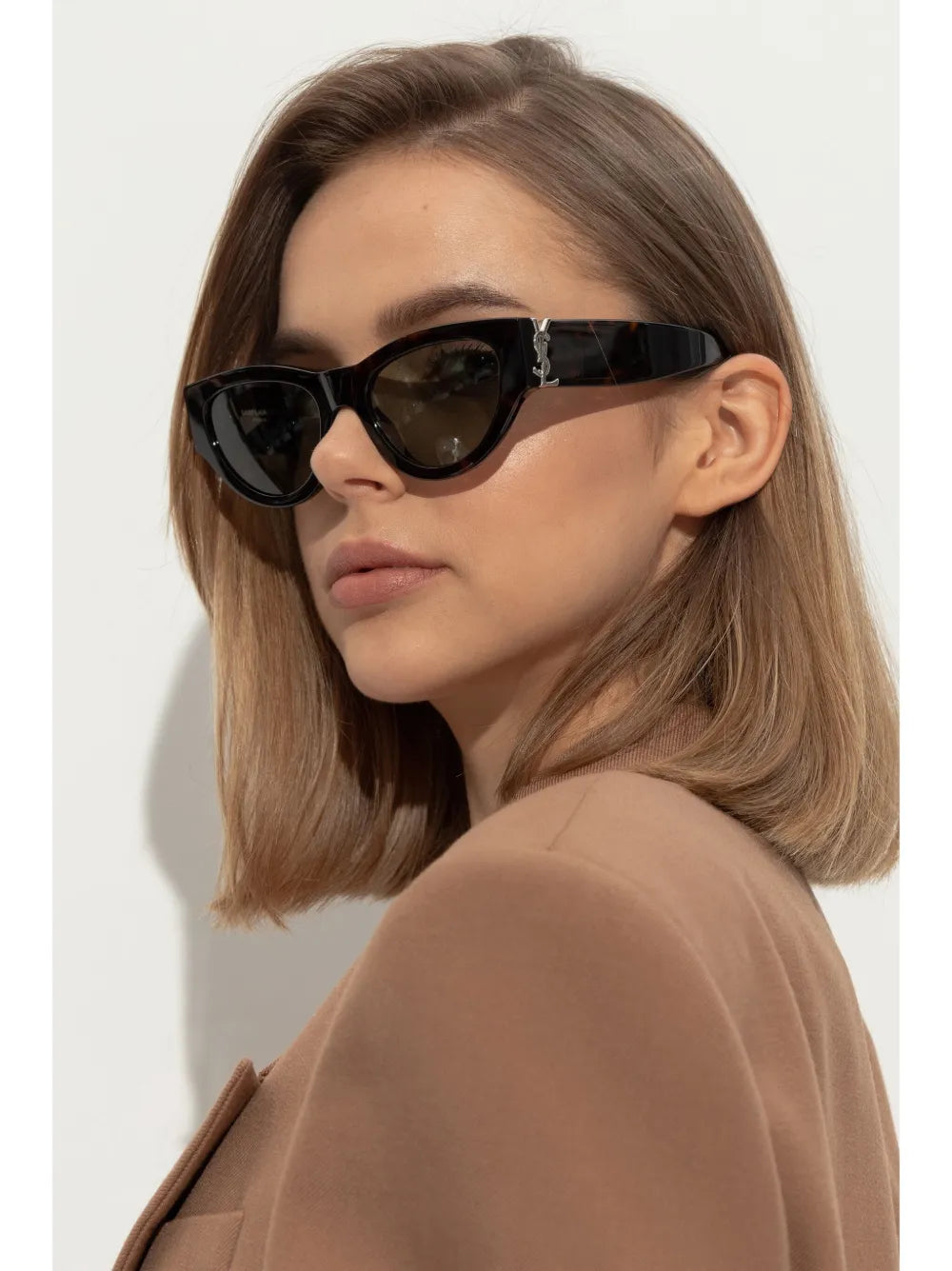 Imagen de las gafas de sol de carey SL M94 de Saint Laurent para unisex - Temporada Primavera-Verano 2025 - Vista del modelo 1