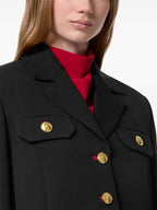 Bild eines Wollblazers von Versace für Frauen - Saison Herbst-Winter 2024 - Detailansicht 7