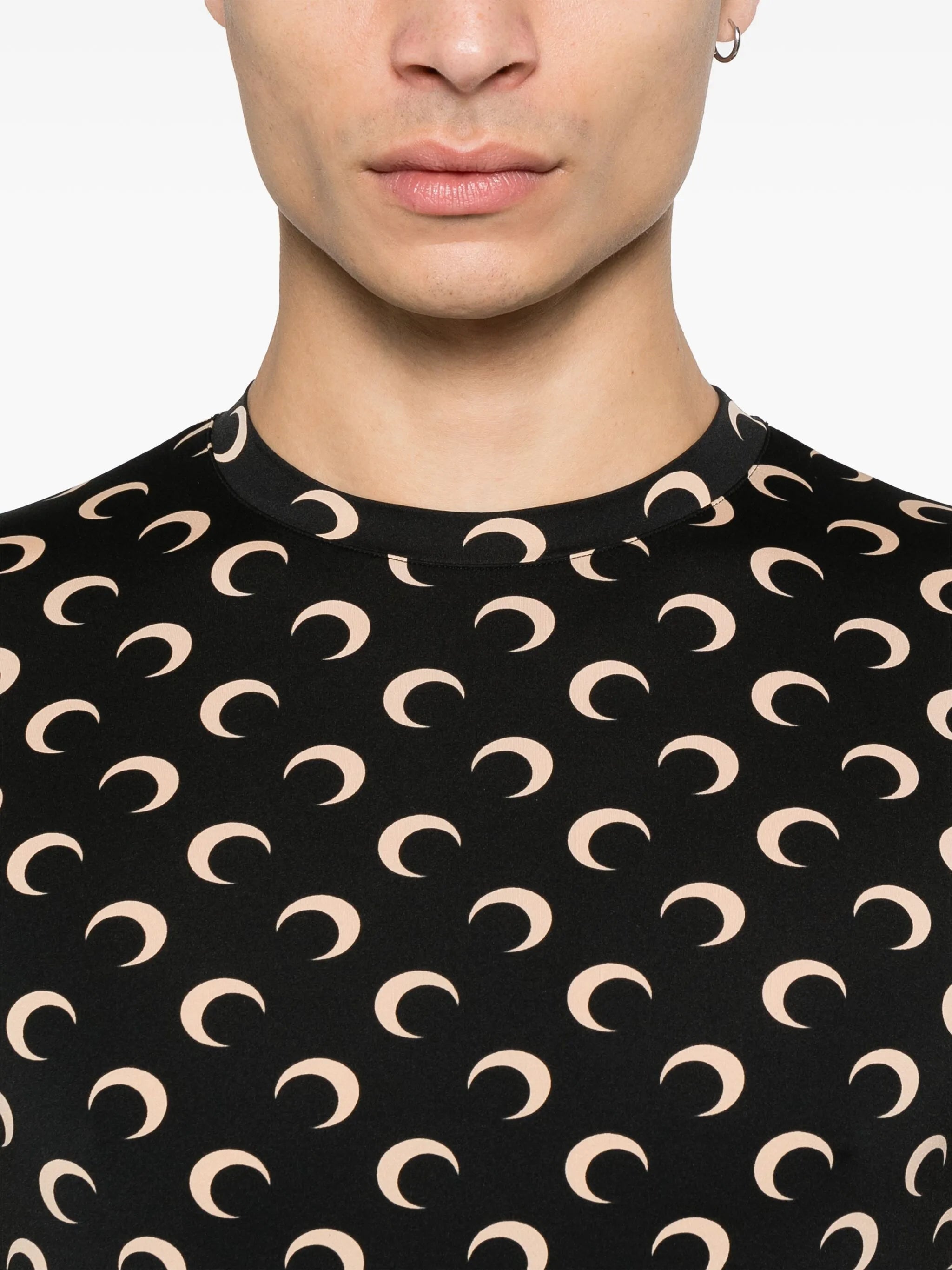 Imagen del Haut Jersey Moon Noir de Marine Serre para Unisex - Temporada Otoño-Invierno 2025 - Vista del modelo 4