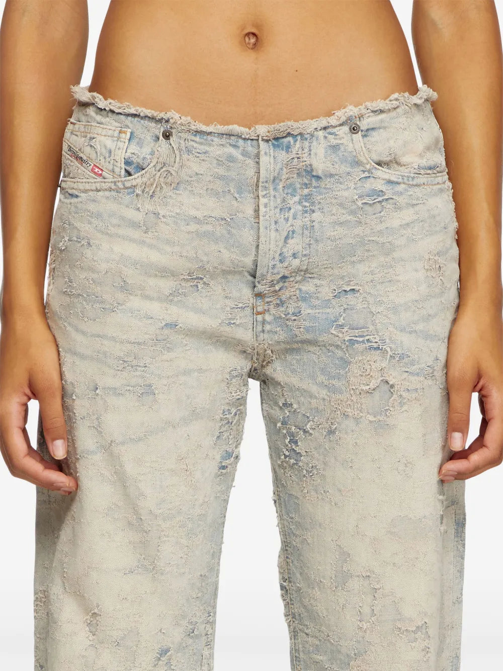 Imagem de jeans de denim cinza desgastados da Diesel para Mulheres - Temporada Outono-Inverno 2024 - Detalhe 7