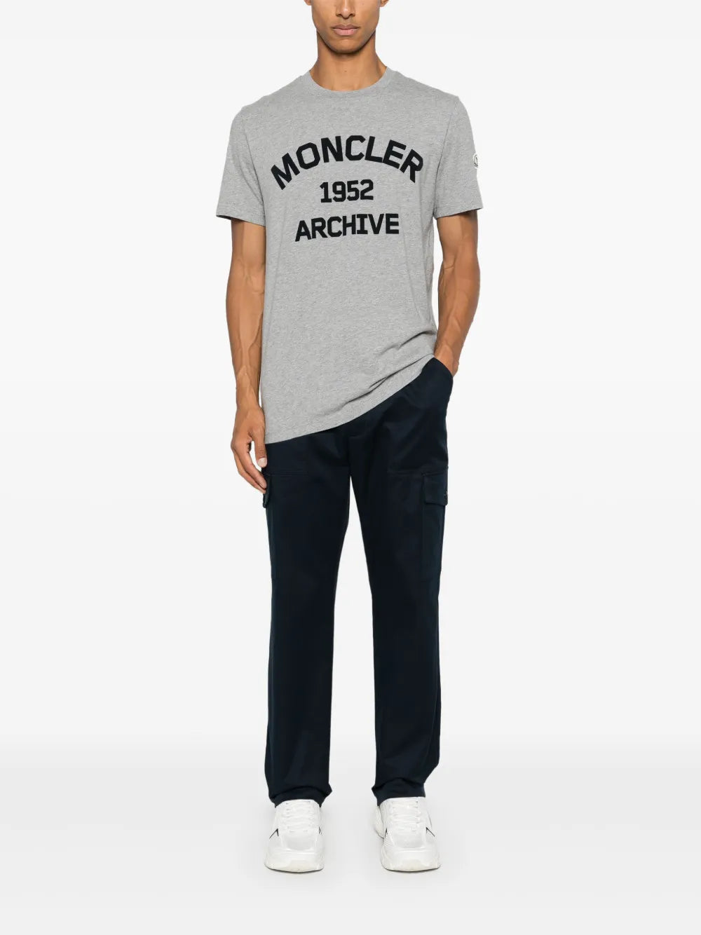 Imagen de Pantalones de Gabardina en Azul por Moncler para Hombre - Temporada Otoño-Invierno 2024 - Vista Trasera