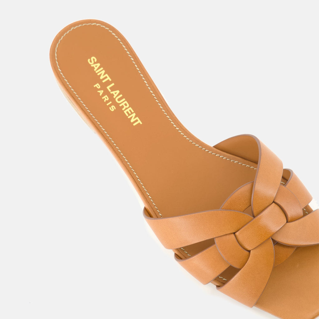 여성을 위한 생 로랑의 뮬스 트리뷰트 이미지 - 봄-여름 2025 시즌 - 상단 디테일 보기