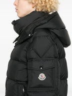 Imagen de la chaqueta puffer negra Maya 70 de Moncler para mujeres - Temporada Otoño-Invierno 2025 - Vista modelo 4