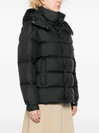 Imagen de la chaqueta puffer negra Maya 70 de Moncler para mujeres - Temporada Otoño-Invierno 2025 - Vista modelo 2