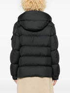 Imagen de la chaqueta puffer negra Maya 70 de Moncler para mujeres - Temporada Otoño-Invierno 2025 - Vista modelo 3