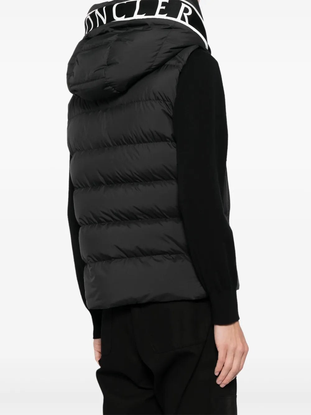 Image du Gilet Matelassé Noir Cardamine par Moncler pour Hommes - Saison Automne-Hiver 2025 - Vue Modèle 3