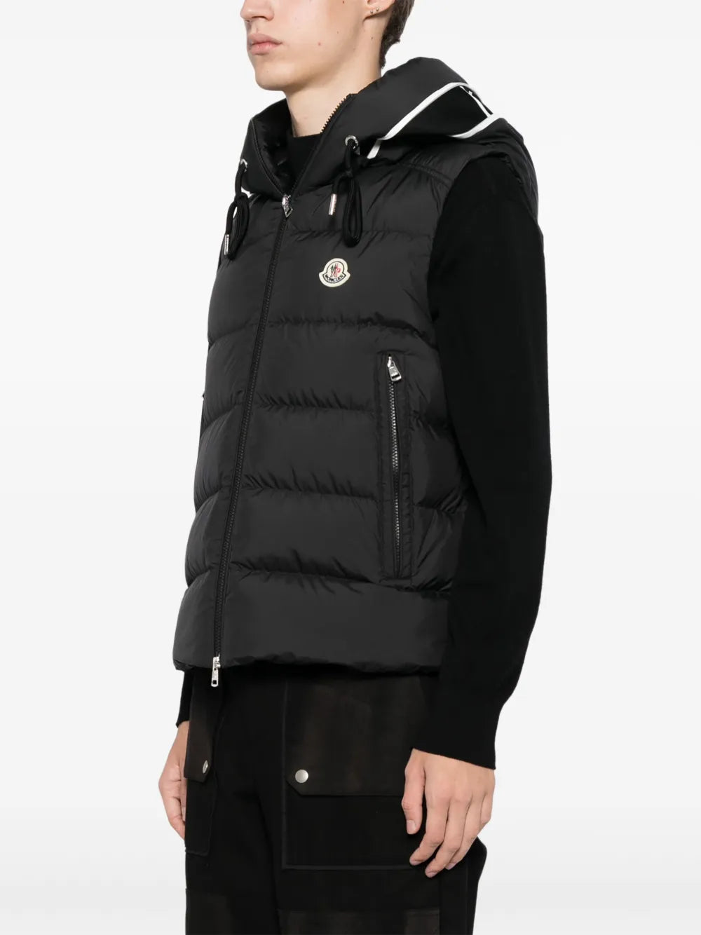 Image du Gilet Matelassé Noir Cardamine par Moncler pour Hommes - Saison Automne-Hiver 2025 - Vue Modèle 2