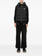 Imagem do Gilet Preto Almofadado Cardamine da Moncler para Homens - Temporada Outono-Inverno 2025 - Vista do Modelo 1