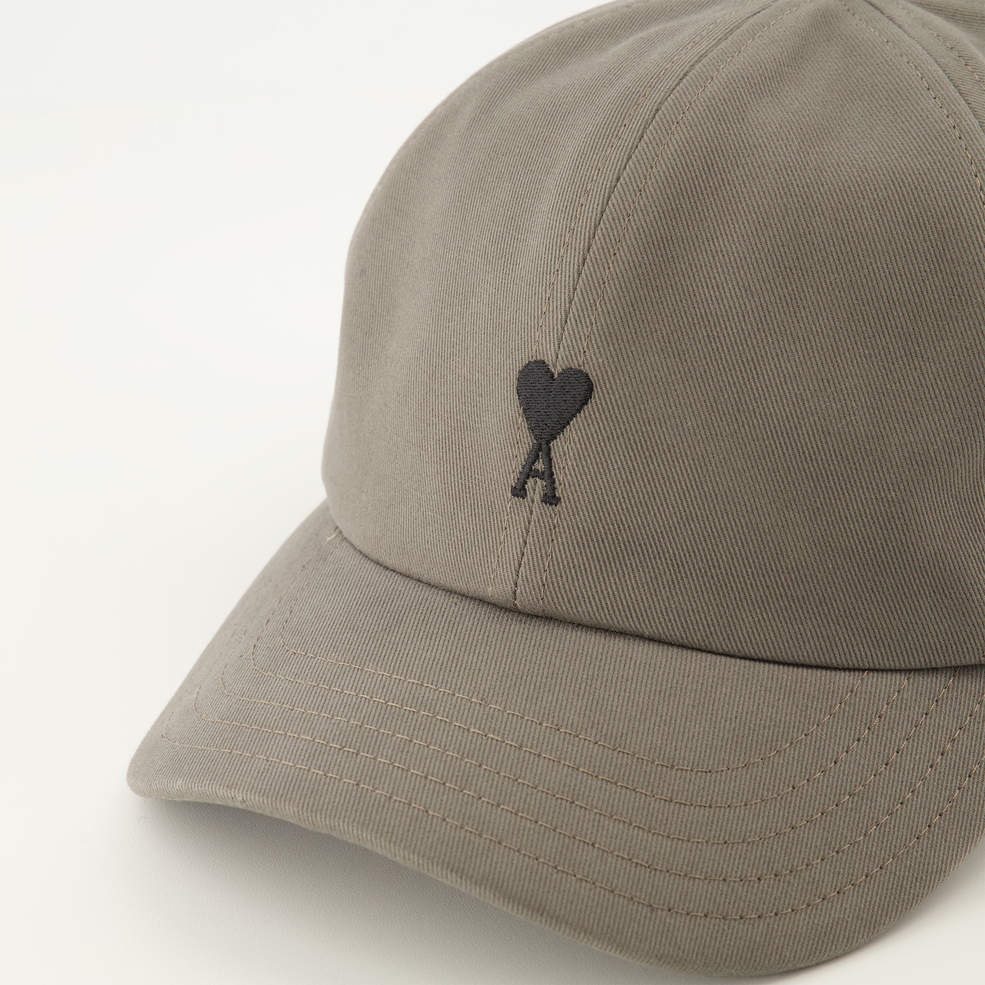 Ami de Coeurキャップの画像 - Ami Paris - ユニセックス - Ami PARISによるユニセックス - シーズン春夏2026 - 詳細ビュー2