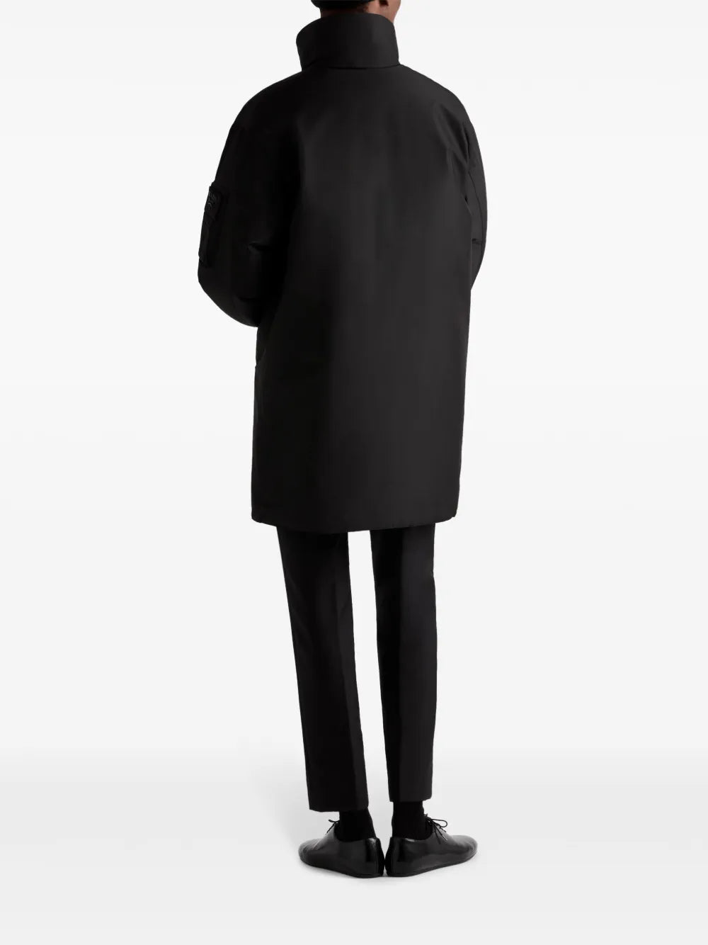 프라다 남성용 블랙 리나일론 파카 로고 이미지 - 2024 가을-겨울 시즌 - 모델 뷰 2