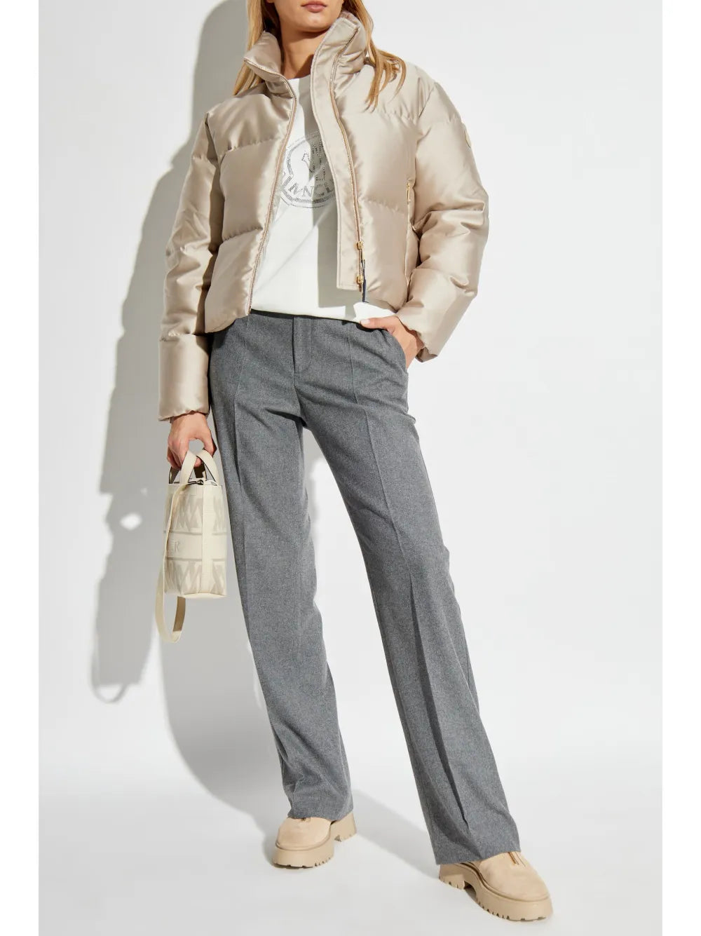 여성을 위한 모노클레르의 금색 디테일 나일론 재킷 이미지 - 2024년 가을-겨울 시즌 - 모델 보기 1