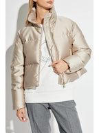 Bild der Moncler Nylonjacke mit goldenen Details von Moncler für Frauen - Saison Herbst-Winter 2024 - Modellansicht 2