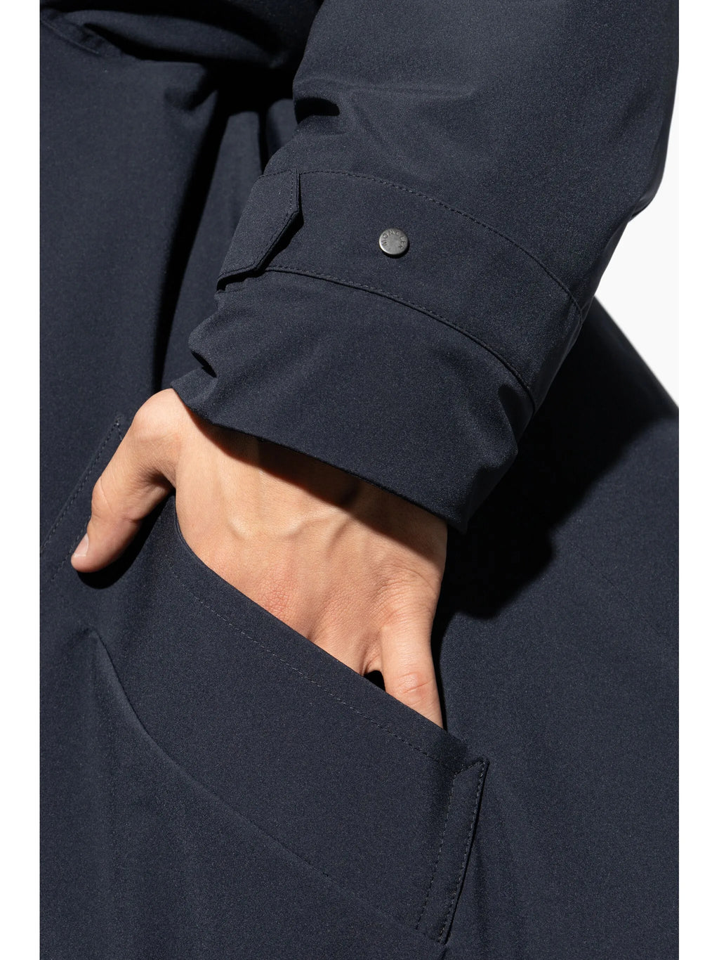 Immagine del Parka Larezila di Moncler per uomo - Stagione Autunno-Inverno 2025 - Vista del modello 4