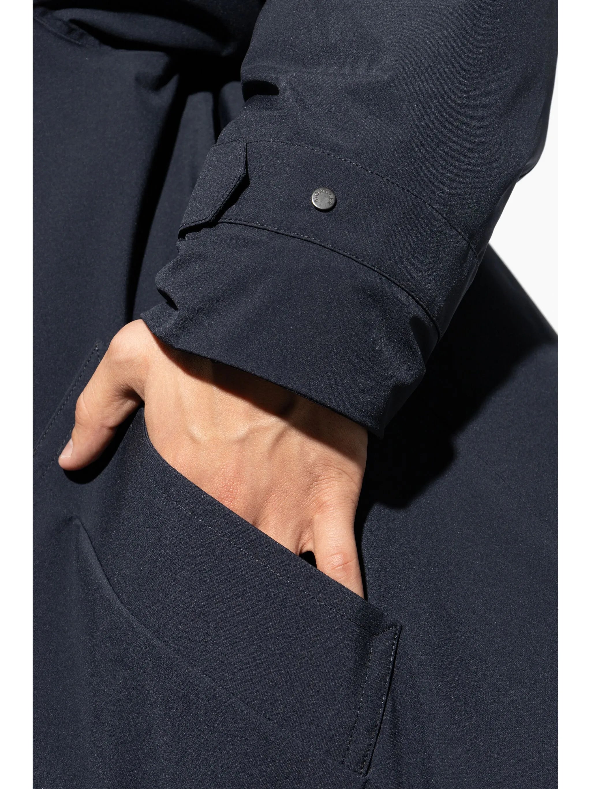 Immagine del Parka Larezila di Moncler per uomo - Stagione Autunno-Inverno 2025 - Vista del modello 4